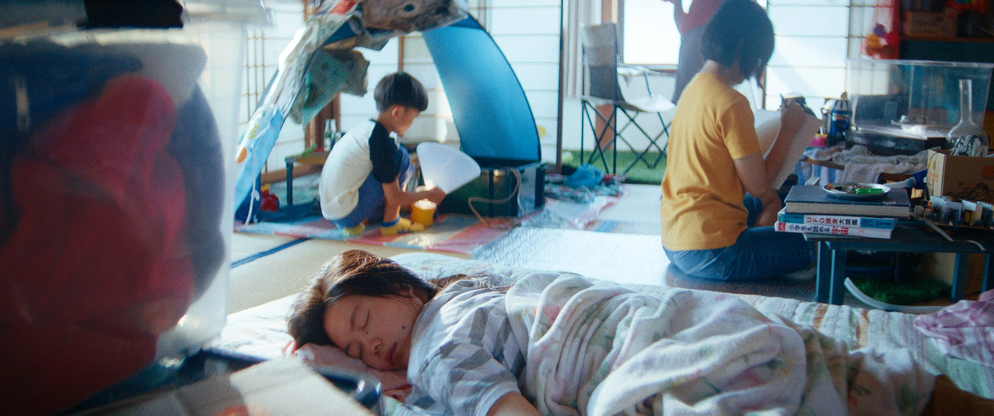 部屋の中で過ごす二人
